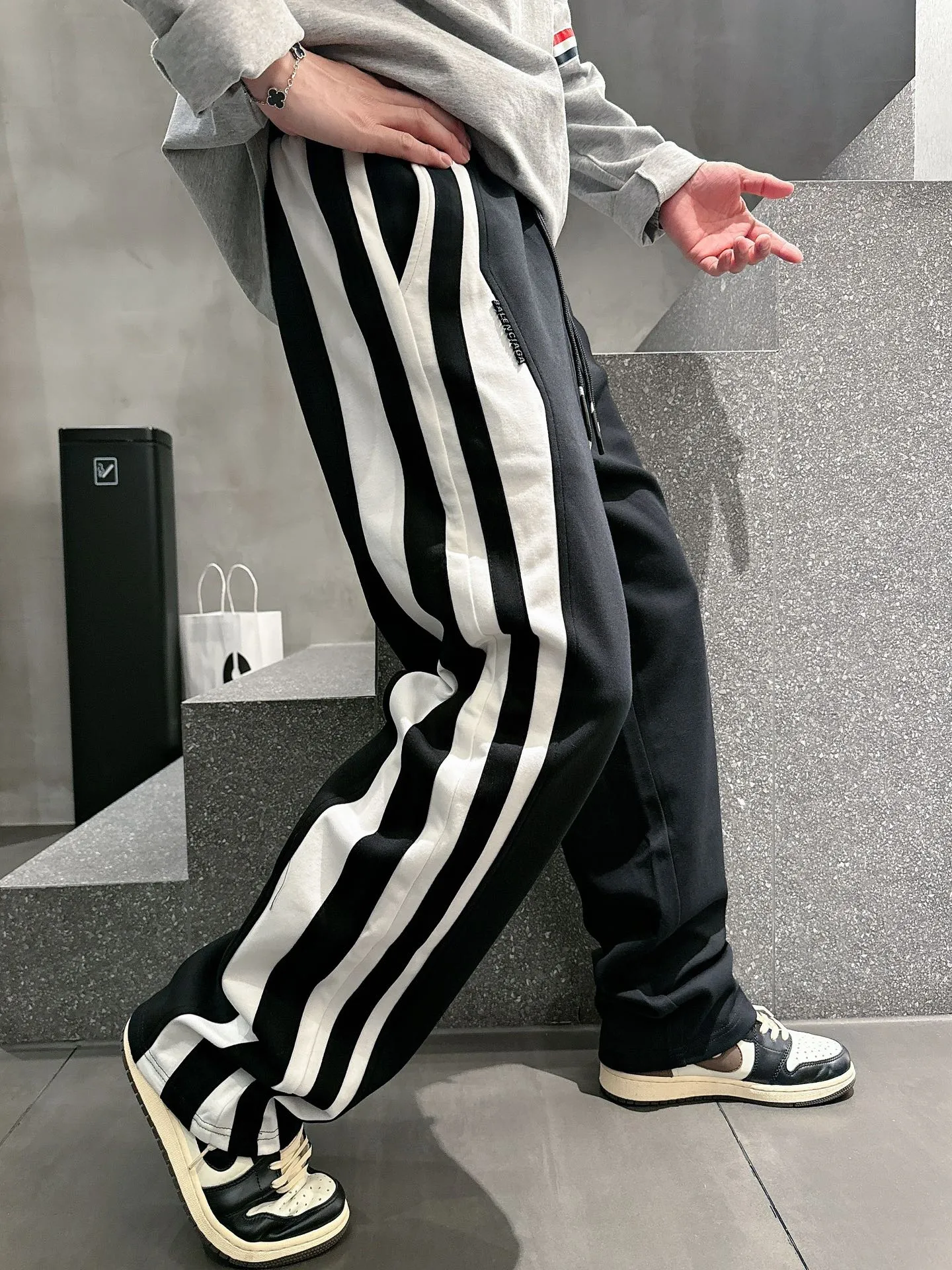 Balenciaga 🆕2026 Autumn and Winter New Arrival Casual Pants! The official website will be released simultaneously. Brand Classic LOGO casual pants, customized fabrics, excellent comfort and strong touch. Highly recognisable, perfect appearance and craftsmanship. Size:M-3XL